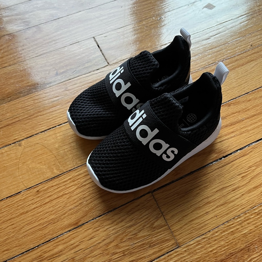 NEVER WORN 6K UNISEX ADIDAS SNEAKERS